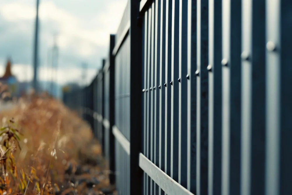 Shine Through the Summer: Benefits of Aluminum Fencing for Your Florida Home