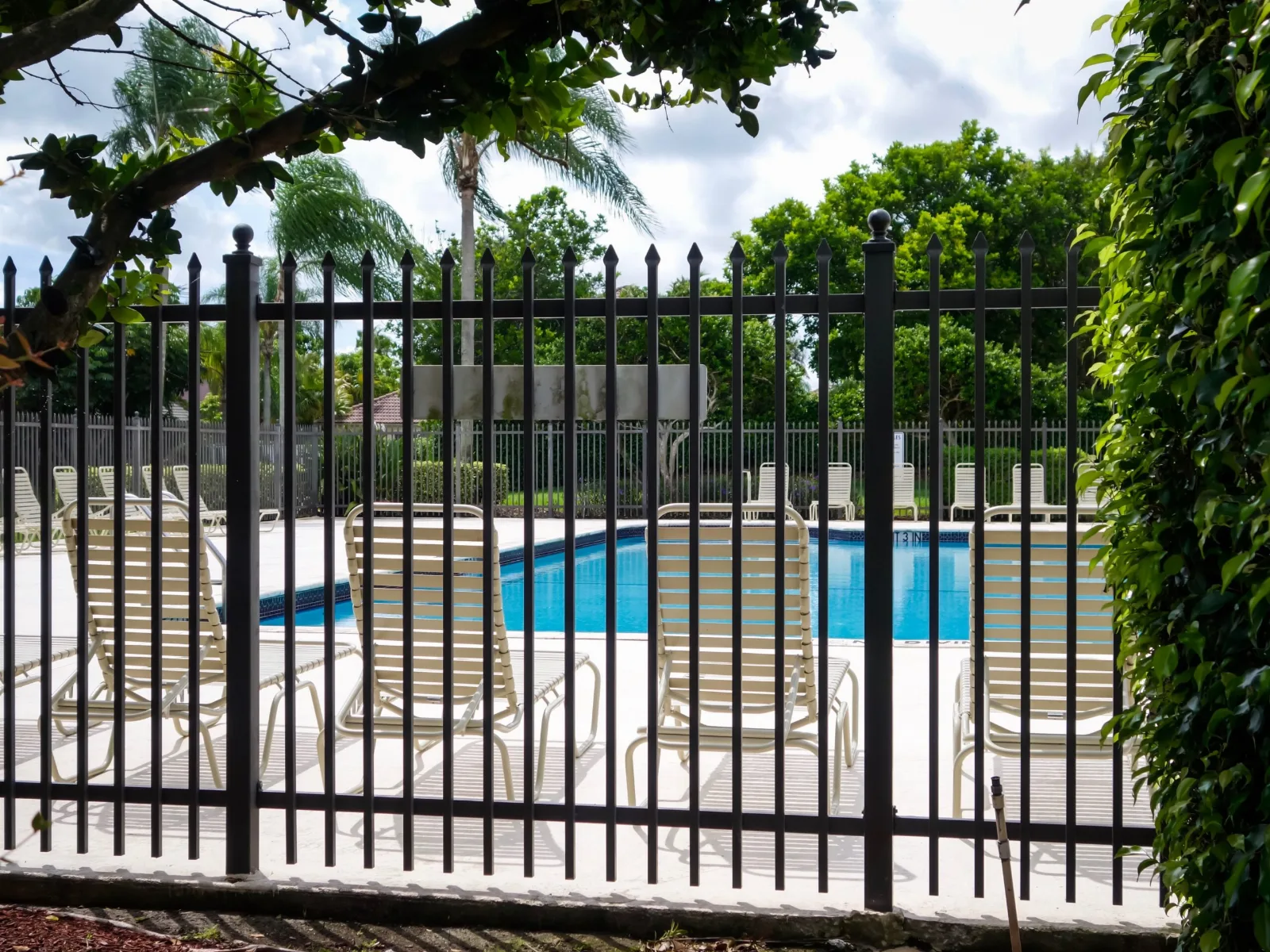 Custom Fencing Design Trends for Modern Orlando Homes